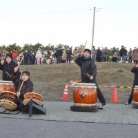 太鼓の音が観光客出迎え　片貝中央海岸で元旦祭　九十九里