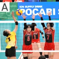 習志野─富士見　第１セット、ブロックに跳ぶ習志野の田之上（５）、土岐（７）＝５日、東京体育館