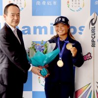 サーフィン世界大会　１８歳松岡選手Ｖ報告　「五輪出場目標に」飛躍誓う　地元・南房総市役所訪問