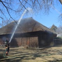築３００年古民家守れ　園児らも消火に挑戦　文化財防火デー　野田で訓練