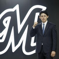 契約更改交渉を終え、ポーズをとる千葉ロッテの佐々木＝千葉市（共同）
