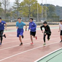 順大の箱根駅伝メンバーらと各中学校の選手らによる対抗リレーも繰り広げた＝２８日、印西市の松山下公園陸上競技場
