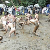 「和良比はだか祭り」で４年ぶりのもみ合いを繰り広げる裸衆＝２５日、四街道市の和良比ケ丘公園