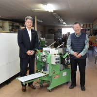 製麺機の説明をする富澤顧問（右）と下條社長
