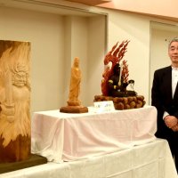 伝統的工芸品に指定された川島さんの「木彫」＝県庁