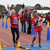 手術後の復帰レースに妻の優子さん（手前右）と臨んだ艫居常行さん（同左）。２人とも規定の９０分以内で走りきり、第１回大会から続く夫妻での連続完走記録を３９回に伸ばした
