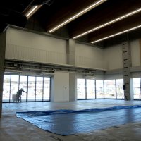 校舎内には小型ドローンを使った実験や製作したロボットの動作実験などもできる大型実験室も設置される