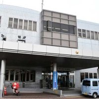 乗用車と衝突バイク男性重傷　松戸署、容疑で男逮捕