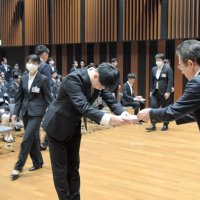 理想の姿へ　採用増、地域発展に決意　３地銀入行式