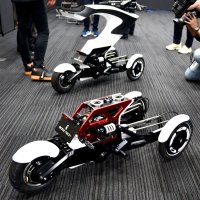 手前の「ベースユニット」に、互換性のある上部「デザインユニット」（人が乗る部分）を取り付ける仕組み