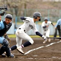 四街道─我孫子　６回表四街道無死二、三塁、中野の振り逃げで三走が生還する。捕手竹内＝八千代市営