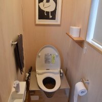 水を使わず、微生物の働きで排せつ物を処理する「バイオトイレ」。生ゴミやトイレットペーパーも分解可能
