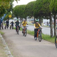 スポーツバイクの試乗体験会で県立蓮沼海浜公園近くの直線道路を走る観光客やガイドら