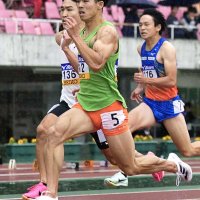 男子１００メートル決勝　１０秒２６で優勝した守祐陽（手前、共同）