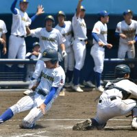千葉黎明戦の９回表無死一塁、代打長江の二塁打で一走山崎が生還し１点差とする。捕手川村＝２８日、県総合ＳＣ