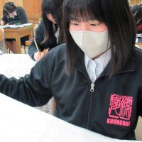 そろいのジャージーに「鴻陵」と篆書でプリントされたデザイン。「鴻陵祭」「鴻陵魂」など同校ではおなじみの言葉だ