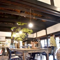 築１８７年の古民家を改装した店内。天井の梁は生かした＝鴨川市