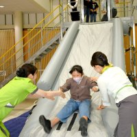 緊急脱出やサービス学ぶ　親子３０人「夢に一歩近づいた」　芝山・航空博物館