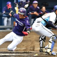 日鉄かずさマジック─ハナマウイ　２回表かずさマジック１死満塁、大内の適時打で二走奈良原が３点目のホームイン。捕手角田＝県総合ＳＣ