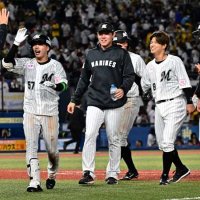 １０連勝し喜ぶ千葉ロッテナイン＝ＺＯＺＯマリン