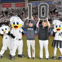 １０連勝し「１０」のプレートを掲げる（左から）千葉ロッテの小川と鈴木＝ＺＯＺＯマリン