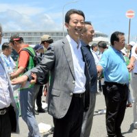ギネス記録に挑戦する熊谷知事（中央）ら