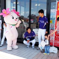 買い物客に詐欺防止啓発　君津でかずさマジック選手ら