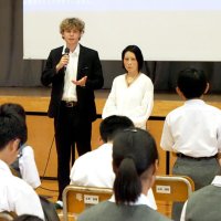 平和の大切さ問いかけ　ウクライナ避難者ら講演　君津の中学校