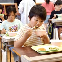 菜花やカツオおいしいね　「千葉県民の日給食」　県産食材たっぷり　館山の幼小中
