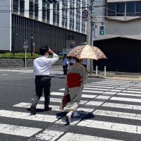 千葉市内では午前中の段階で今年一番の暑さとなり、強い日差しが照りつけている＝４日午前１１時５０分ごろ、同市中央区