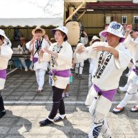 おはやしに合わせて手踊りを披露する参加者
