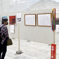 被爆体験の語りに合わせ、県庁本庁舎１階に広島市の高校生が描いた原爆の絵を展示している＝６日
