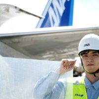 燃費向上へ「サメ肌」フィルム　機体に貼り付け摩擦抵抗減　ＡＮＡ、成田空港で公開
