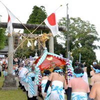 鳥居をくぐる山田神社のみこし