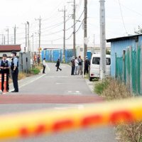 侵入盗事件の現場の住宅付近。規制線が張られた＝１７日午後３時２５分ごろ、市川市柏井町