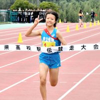 女子で優勝した市船橋のアンカー・天羽海乃＝東総運動場