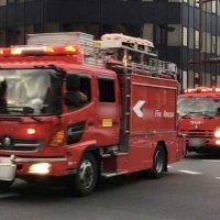 市川で３階建て建物火災　１階に顔から出血した男性