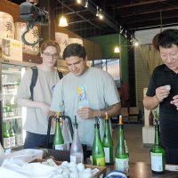 地元高校生が企画したツアー先となった「守屋酒造」で試飲を楽しむ城西国際大の留学生ら＝昨年７月、山武市