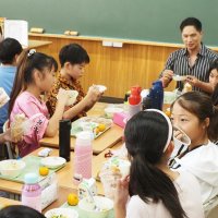 「おいしい給食」に主演する市原隼人さん（右奥）と給食の時間を楽しむ６年生＝木更津市
