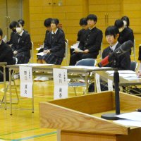 中学生議員鋭く質問　防犯や観光振興、町執行部に　大多喜で模擬議会