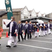 清められた塩やこうじなどを手に、仕込み式会場に移動する出席者の列