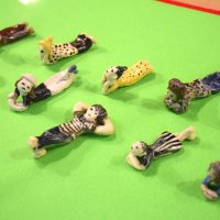 小原さん作のはし置き。寝そべっている姿が愛らしい