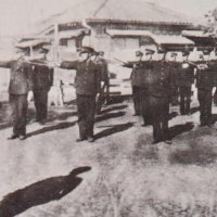 署員の点検「抜け刀」＝昭和初期（県警提供）
