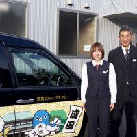 娘の活躍に目を細める芳幸さん（右）
