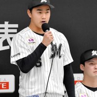 千葉ロッテの新入団選手発表会であいさつするドラフト１位の西川＝東京都内