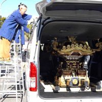 指宿市への出発に向けて車両に積み込まれたみこし＝１４日、匝瑳市