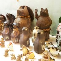 大小さまざまな愛らしいタヌキが並ぶ「たぬきコレクション」展