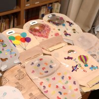シールやスタンプを使って飾り付けられた「デコパウチ」