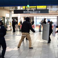 駅で無差別テロ対応確認　“見せる訓練”注意喚起も　鉄道会社と千葉県警・消防　流山