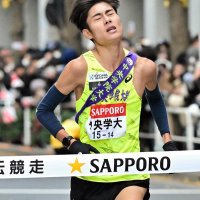 総合１４位でゴールする中院大のアンカー・近田陽路＝３日、東京・大手町
